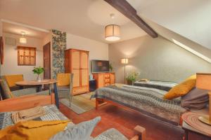 a bedroom with two beds and a living room at Forte & Piano in Brenna