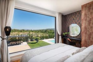 una camera da letto con una grande finestra con vista di Villa Promissa Terra a Dubrava Altre 35 foto