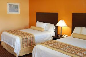 Postel nebo postele na pokoji v ubytování BLUE SKY INN Glens Falls-Saratoga-Lake George