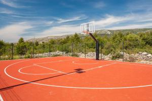 un campo da basket arancione con canestro da basket di Villa Promissa Terra a Dubrava