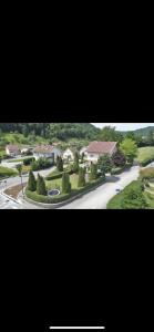 una vista aérea de una calle residencial con casas en Logement au calme dans une maison., en Moirans-en-Montagne