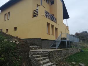 Budova, kde se vila nachází + 11 fotografií