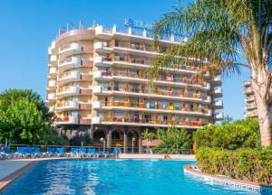 Bazén v ubytování Hotel Blaumar nebo v jeho okolí