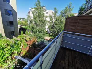 balkon z niebieską poręczą i drzewami w obiekcie Kameralna Głębocka w Warszawie