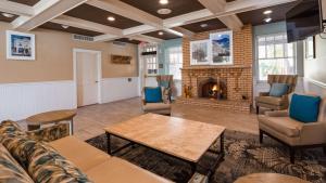 a living room with a couch and a fireplace at Best Western Plus Plaza Hotel in Thermopolis