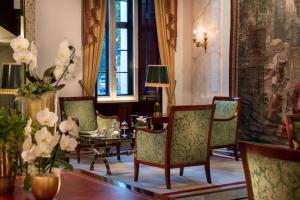 uma sala de jantar com cadeiras e uma mesa e uma mesa sidx sidx em Best Western Premier Grand Hotel Russischer Hof em Weimar