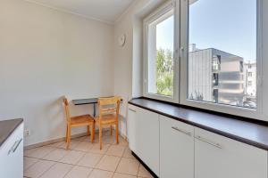uma cozinha com uma mesa e uma janela em Grand Apartments - Apartment for 7 people in Sopot em Sopot