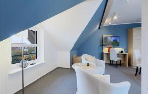 ダゲビュルにあるNice Apartment In Dagebll With Wifiの青い壁のリビングルーム(白い椅子付)