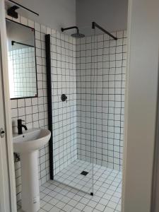 bagno con doccia e lavandino di Le Coltie - affittacamere e appartamenti a Venturina Terme