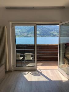 Cette chambre dispose d'un balcon avec vue sur le lac. dans l'établissement Valsugana d'incanto, à Tenna 