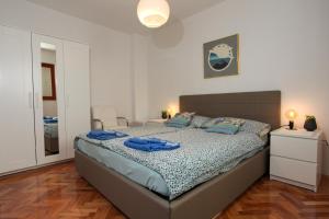 ein Schlafzimmer mit einem Bett mit blauen Handtüchern darauf in der Unterkunft Sugar house in Pag
