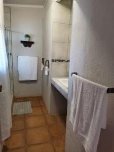 Ένα μπάνιο στο Mia Hills guest house