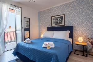 sypialnia z niebieskim łóżkiem i ręcznikami w obiekcie Rooms Villa Padre w mieście Pag
