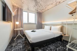 Un pat sau paturi într-o cameră la ibis Duesseldorf Airport