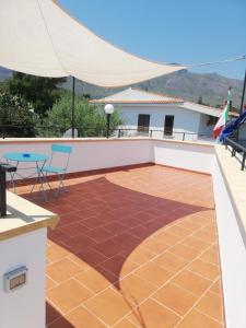 a patio with a table and chairs on a roof at Benvenuti al Sud in Trabia