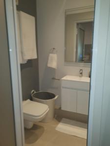 Ένα μπάνιο στο Executive Condo Studio Apartments +16 φωτογραφίες