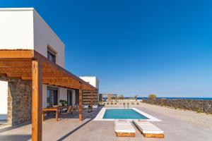 Bazén v ubytování Terra d'Oro Sea view villa with private pool nebo v jeho okolí