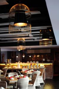Amaroossa Suite Bali餐厅或其他用餐的地方