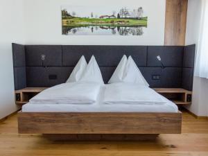 Un pat sau paturi într-o cameră la Mitten in der Welt - GH Roither