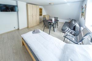 奧爾什丁的住宿－Stara Piekarnia - Plac Lotników，卧室配有一张床和一张桌子及椅子