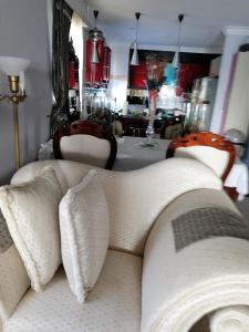 sala de estar con sofá y mesa en norizana's apartment, en Westbrook