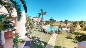 widok z lotu ptaka na ośrodek z basenem i palmami w obiekcie Casa Espliego M-A Murcia Holiday Rentals Property w mieście Torre-Pacheco