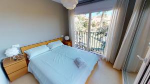 sypialnia z łóżkiem i balkonem w obiekcie Casa Espliego M-A Murcia Holiday Rentals Property w mieście Torre-Pacheco +13 zdjęć
