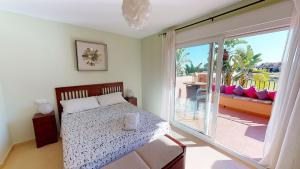 sypialnia z łóżkiem i przesuwanymi szklanymi drzwiami w obiekcie Casa Espliego M-A Murcia Holiday Rentals Property w mieście Torre-Pacheco