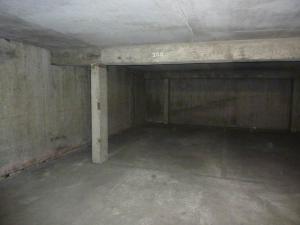 een lege kamer met een betonnen vloer in een gebouw bij Minerva in Anglet