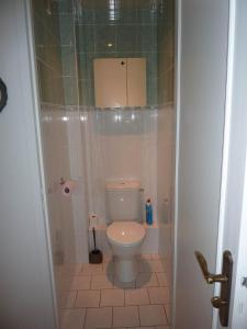 een badkamer met een wit toilet in een douche bij Minerva in Anglet