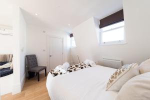 Luxury Flat with SW balcony in Fulham Broadway