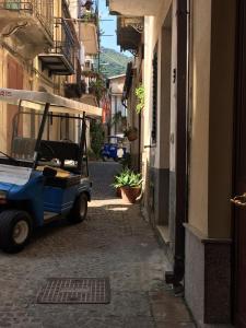 een kleine golfkar geparkeerd in een steegje bij Da zio Totò in Scilla