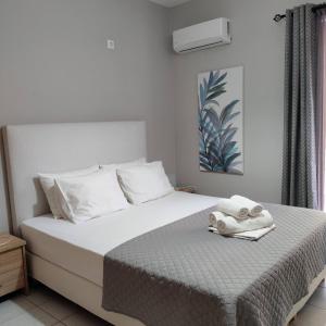 sypialnia z łóżkiem z ręcznikiem w obiekcie Nini's Houses w mieście Nydri