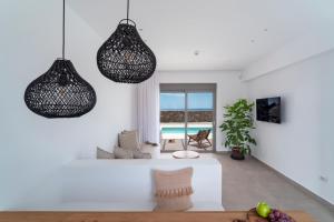 TV a/nebo společenská místnost v ubytování Terra d'Oro Sea view villa with private pool