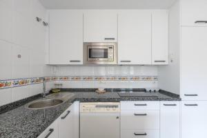 Kuchyňa alebo kuchynka v ubytovaní Apartment Alhaurín Golf + 17 fotografií