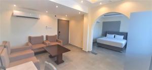 Rúm í herbergi á NASEEM HOTEL