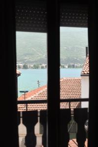una ventana con vistas al agua en Eke Irin Apartments en Ohrid