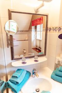 W łazience znajduje się umywalka i lustro. w obiekcie Danners Landhaus w mieście Oevenum