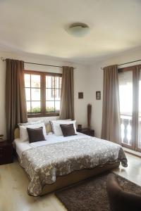 En eller flere senge i et værelse på Eke Irin Apartments