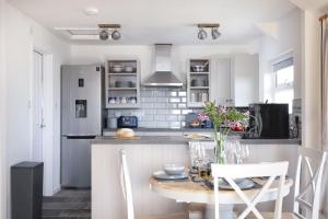 Una cocina o cocineta en Greenfields Coach House