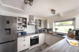 Una cocina o cocineta en Greenfields Coach House 19 fotos más