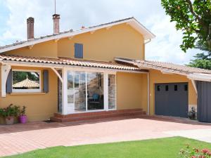 a house with a driveway and a garage at Villa Marguerite in Coutras