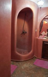een badkamer met een grote ronde spiegel in een kamer bij Riad Ahlsouss in Marrakesh