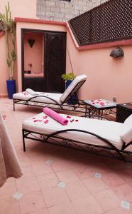 tres camas vacías sentadas fuera de un edificio en Riad Ahlsouss, en Marrakech