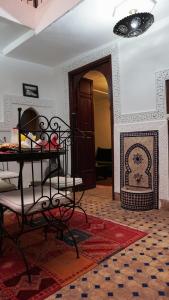 een kamer met een tafel en een deur bij Riad Ahlsouss in Marrakesh