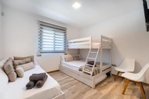 une chambre avec deux lits superposés et un bureau dans l'établissement Kanmarala, à Alhaurín de la Torre 24 autres photos
