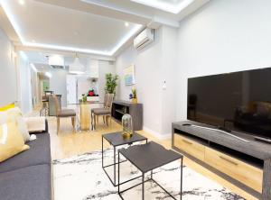 uma sala de estar com uma grande televisão de ecrã plano em San Vicente Ferrer I em Madri