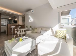 a living room with a couch and a table at Apartamento Barrio de Salamanca Lagasca III in Madrid
