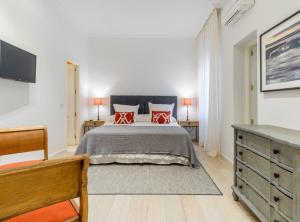 a bedroom with a bed with red pillows on it at San Mateo I in Madrid
