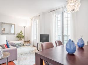 a living room with a table and a couch and a tv at Retiro VI in Madrid